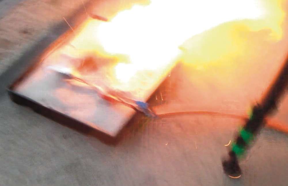 Une erreur de manipulation d’une batterie provoque un important incendie POLYMEDIA SA