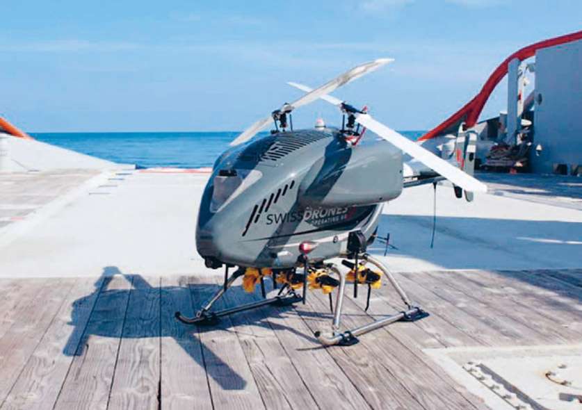 Un drone posé sur quai en bois au bord de l'eau.