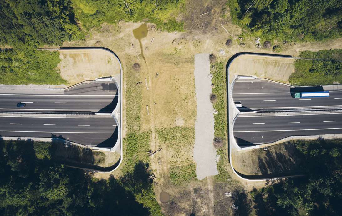 Tronçon d'autoroute vue du ciel.
