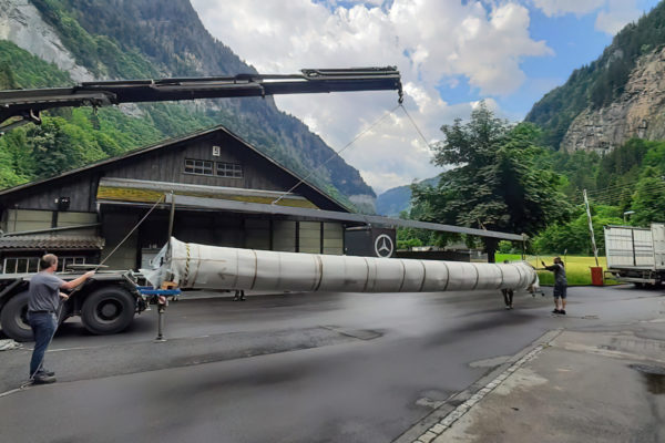 Transporting the scrolls © 2022 EPFL eM+