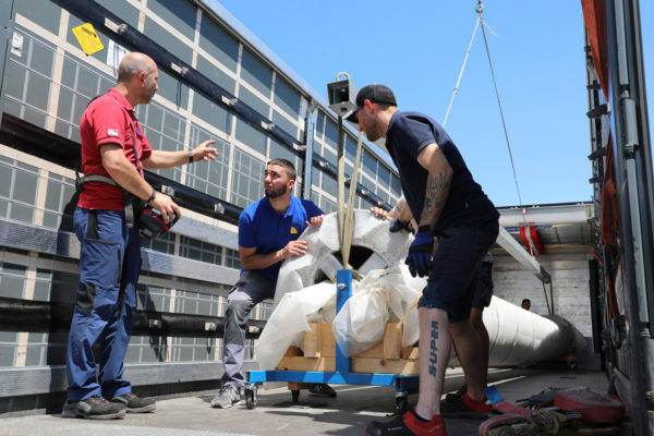 Transporting the scrolls_2 © 2022 EPFL eM+