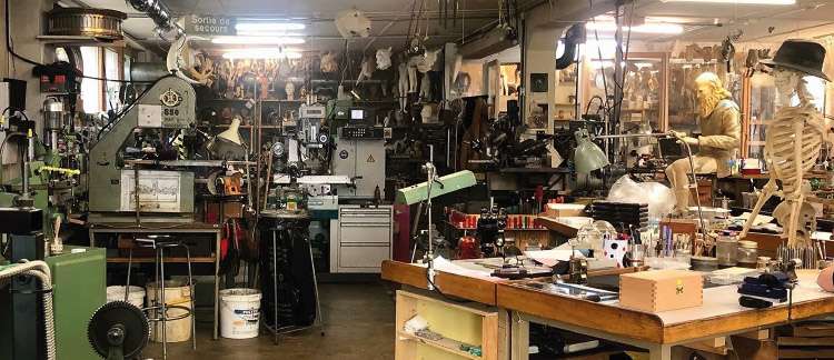 Atelier grouillant d'objets divers.
